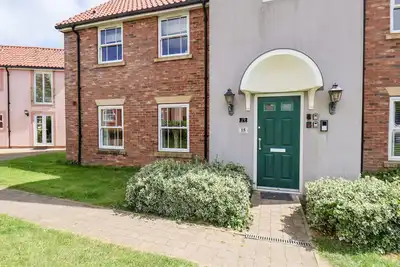 Kittiwakes, pet friendly, with a garden in The Bay - Filey
