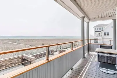 Image de Luxury Penthouse Condo only steps away from Pine Point Beach