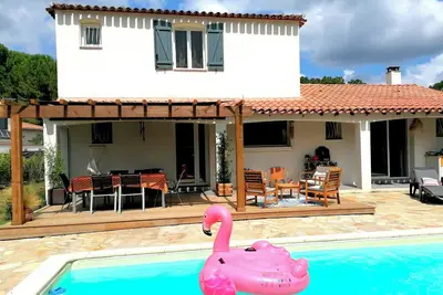 Image de Maison du Sud  avec grande piscine et cigales