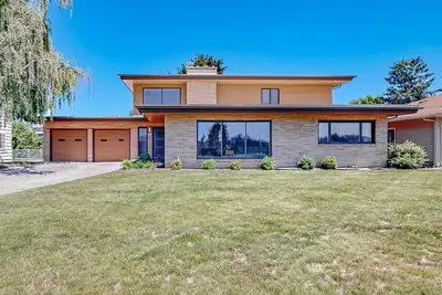 Image de Mid-century home with hot tub & firepit - near the river & golf course