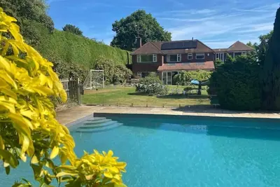Image de Large Family Home With Heated Pool, Private Garden & Yoga Studio / gym