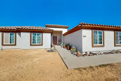 Image de Sunny home with great backyard, home office, gym & convenient location