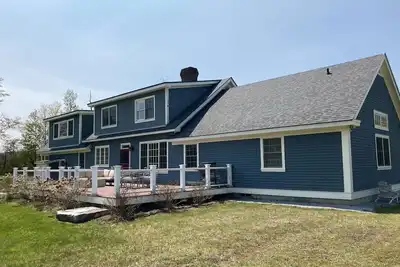 Image de Mountain view home with large yard, lovely deck, pool table & fireplace