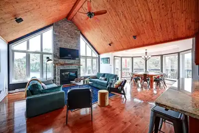 Image de Spa / Private Beach / Pool Table / Lakefront