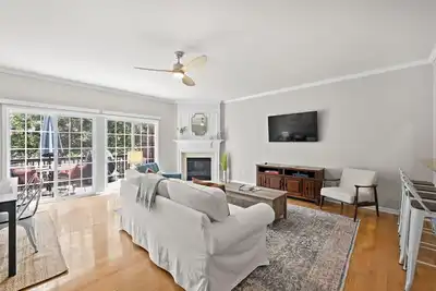 Image de 3br Townhome Quiet Family Area in South Park w/ Balcony, Bbq, Work Space, & WiFi