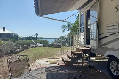 Image de Spacious Waterfront Luxury 1 Bdrm Rv w/Pool-Spa-Near Img-Scf