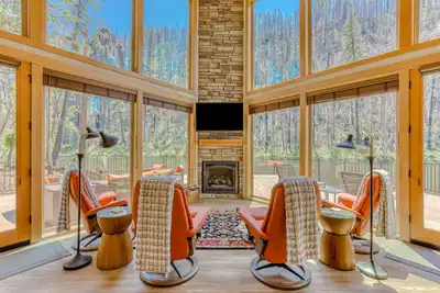 Image de Unique riverfront home + cabin with amazing views, deck, & W/D - dog-friendly