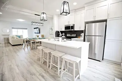 Image de Exquisite Oasis With 3 King Beds|Airport|Disney+