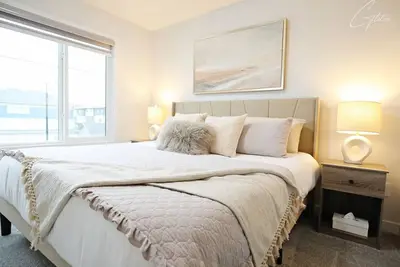 Image de Modern Retreat With 4 King Beds|Airport|Disney+