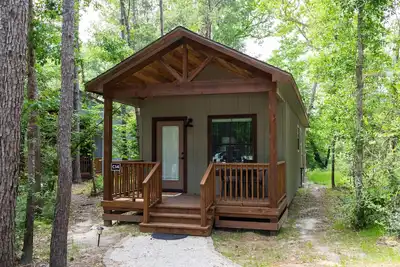 Image de A Cozy Getaway Right on the Water, Two Creeks Crossing Resort