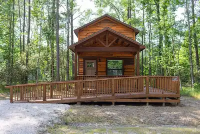 Image de A cozy little Ada accessible getaway right on Kickapoo Creek. Two Creeks Crossing Resort
