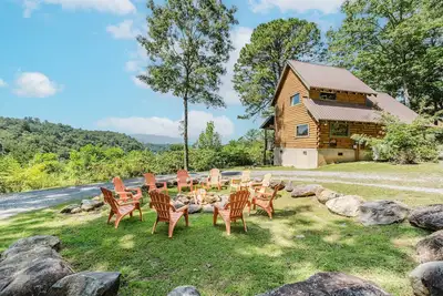 Budro's Bungalow (2-Bedroom Cabin) with Mountain view - Pets Allowed by RedAwning