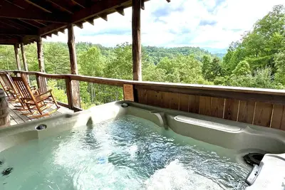 J Willy's Refuge (2-Bedroom Cabin) with Mountain view - Pets Allowed by RedAwning