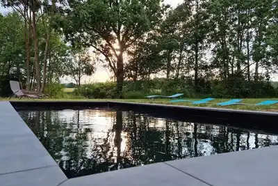 Image de Maison spacieuse avec piscine, idéale pour les vacances