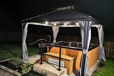 Image de Spacious cottage w/ All-season 8-seat hot tub; firepit, games room. Sleeps 8-10