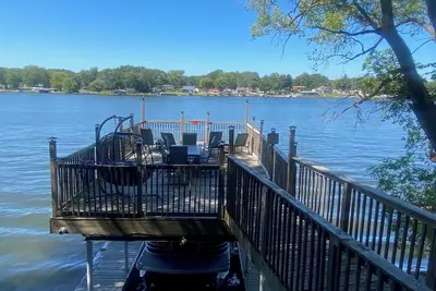 Adorable Lake Home on Lake Shafer-optional Pontoon, 2 Decks, great amenities!