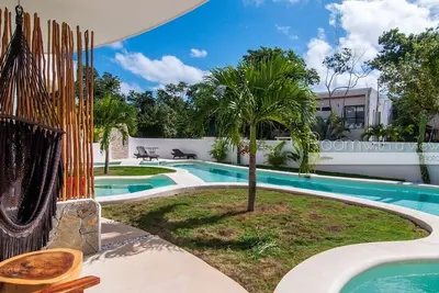 Image de Heaven Lagoon Tulum Mexico. 3 level condo unit with walk out into pool.