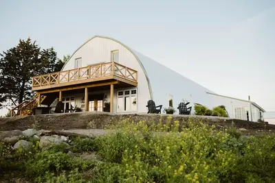 Image de Farm Stay-Whole barn rental- Feathered Acres Learning Farm + Inn