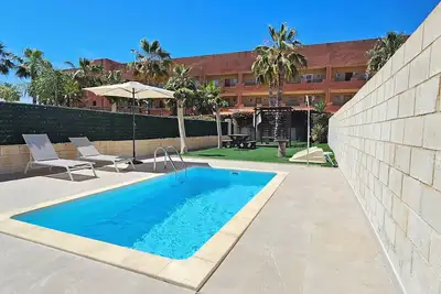 Image de Appartement au rez-de-chaussée, piscine privée, 50 mètres de la plage. WiFi
