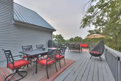 Image de 16-Acre: MountainView-3 Decks-FirePit-Trampoline Game Rm. 10 min. Shows n Lake