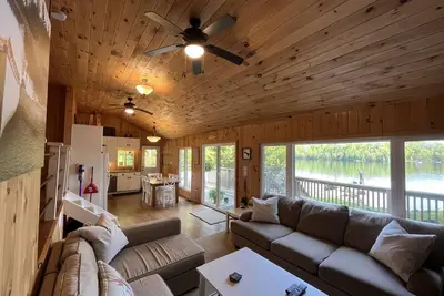Image de Quiet Lakefront Cottage, perfect for Families. Hot Tub, No Jet Ski lake.