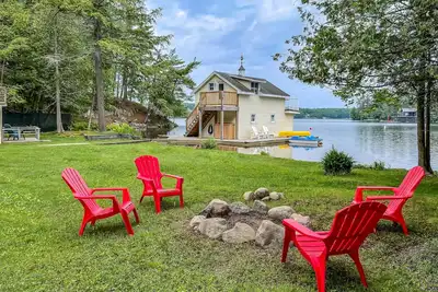 Image de 4 bed 2 bath cottage on Lake Rosseau!