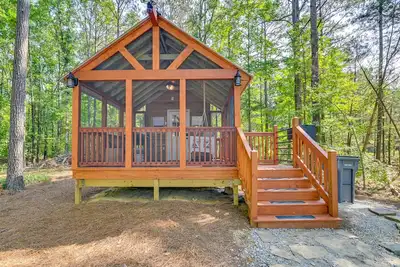 Image de 3 Mi to Msu: Tiny Cabin in Starkville!