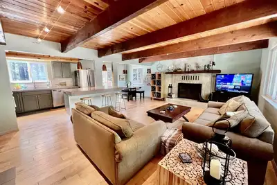 Image de 🏔️Mountain Escape🏔️Lake🐟RecCenter🏀Gameroom🎮Fireplace🔥