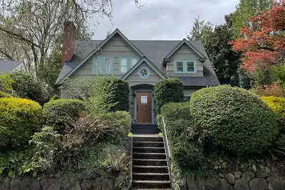 Image de Classic home on College Hill with five beds, private yard, hot tub, and grill.