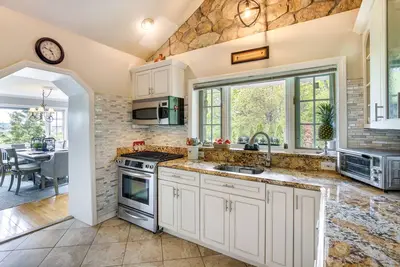 Image de Putnam Valley Vacation Rental: Patio & Lake Views!