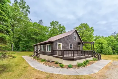 Image de Secluded 3-Bedroom Forest Cabin • Fire Pit • Deck • Near Trails and Rivers