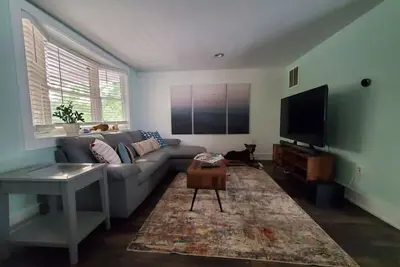 Image de Pet friendly minutes to beach!