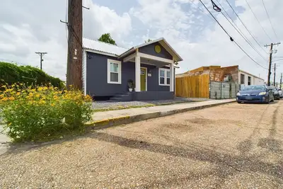 Image de Buchanan Bungalow - Eclectic Mid-Mod Design Dt