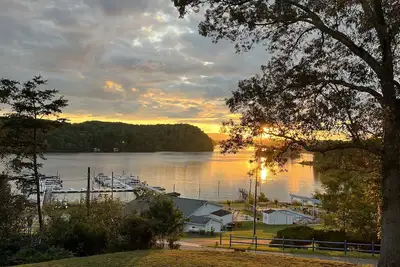 Image de Heron’s Cove on Leesville Lake.