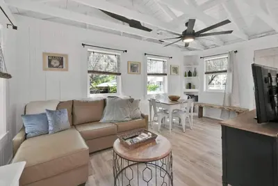 Image de Waterfront Guest Studio Bungalow Cottage Retreat