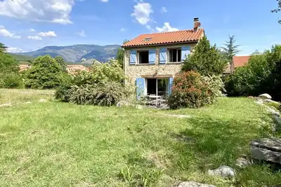 Image de Maison en pierre 4 faces, esprit chalet avec Wifi et jardin privatif