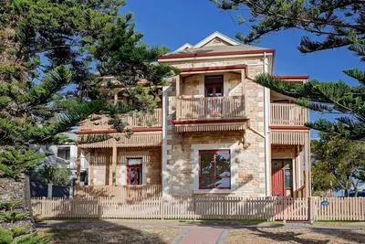 Image de Sea Breeze Manor | Beach | Sleeps 12 | Sunset View
