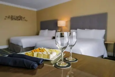 Image de Indulge In An Unforgettable Getaway Experience! 4 Relaxing Units, Onsite Pool