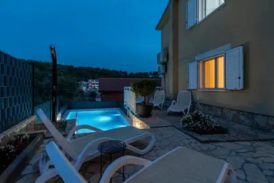 Image de Appartement de trois chambres avec la terrasse et la vue sur le mer Trogir (A-21466-a)