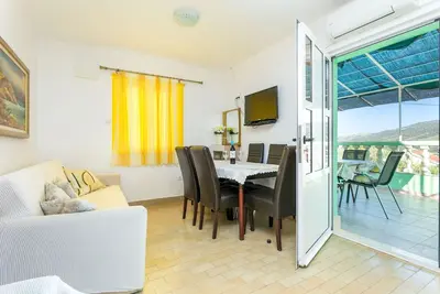 Image de Appartement de deux chambres avec la terrasse et la vue sur le mer Marina, Trogir (A-20016-b)