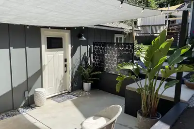 Image de Dean's Garage: Car-Shop Themed Luxury Small Home, Central Auburn