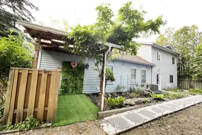 Image de 3 Bedrooms Cottage W Lake Views, beside waterfront trail and steps from beach