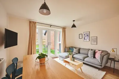 Coventry Serviced Home for 6 +2, 150Mbp Wi-Fi + Parking