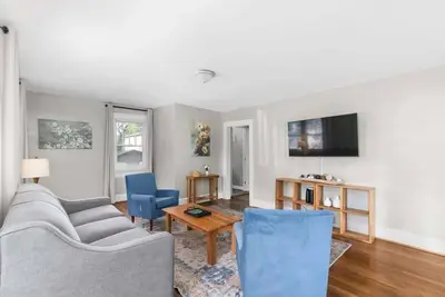 Image de Renovated! Mins to Bhm CrossPlex-Central Park Chic