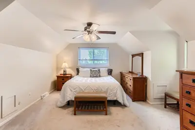 Image de Family-Friendly Home with Huge Yard