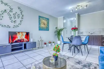 Image de Serene Retreat on Sunset Boulevard