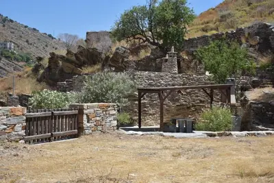 Image de Secret isolated stone house in Kea 2' away from the beach