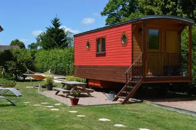 Image de Maison 'Gîte Insolite Roulotte 5 Personnes' avec Terrasse Privée, Jardin Privé