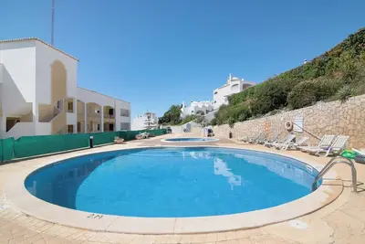 Image de Appartement 'T2 Carvoeiro' avec piscine partagée, Wi-Fi et climatisation