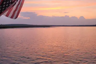 Image de Exit 222 St. Helen#3 Cozy getaway. Lake/trails/shopping/wifi, king size bed. Relax